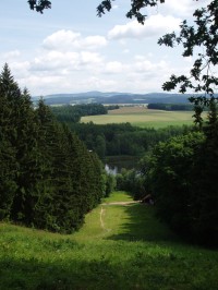 Pohled na sjezdovku nad rybníkem