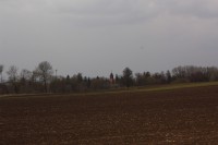 Zámecká věž v Doloplazích z polní cesty do Poliček