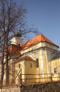 Pohled ke kostelu od kaple