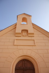 Rodový erb Bukuwků nad vchodem do kaple
