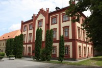 Novogotická budova staré školy v Netolicích