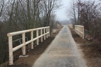 Nové dřevěné zábradlí na bývalém železničním mostě u osady Pančocha