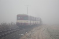 diselhydraulická lokomotiva T444.1516 přezdívanou Karkulka jede mlhou sobotního rána do Tovačova