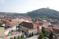 Pohled na zámecký areál a Svatý Kopeček z balkónu zámku