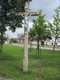 Kamenný kříž na návsi v Olešnici z roku 1882