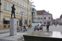 Kašna a socha Valdštejna na náměstí ve Frýdlantu
