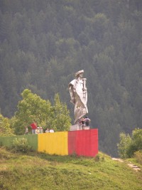 Památník J. Jánošíka - původně byl podstavec stejně barevný jako samotná socha, ale někdo ho přebarvil