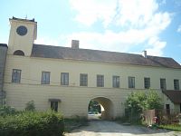 Budova bývalé Metternichovy železné hutě. Dnes v ní sídlí Muzeum litiny, kam je nutné se předem objednat.