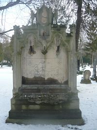 Památník "bratislavského Robinsona" Carla Jettinga. Místo původního hrobu dnes není známé.
