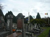 Hřbitovu vévodí památník místním obětem 1. a 2. světové války. Nemůžu si pomoci, ale vlajka EU tam na mě působí poněkud anachronicky. Taky si povšimněte, že ač byl snímek pořízen přímo na Dušičky, není na hřbitově jediná svíčka.