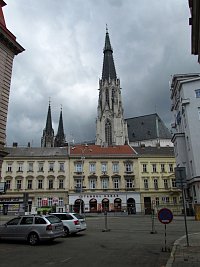 katedrála Sv.Václava zdáli
