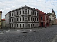 městské budovy poblíž břehů Chrudimky