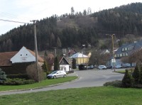 pohled na hradní kopce ze středu obce
