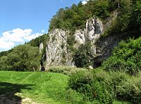 před vchodem do Sloupsko-šošůvských jeskyní