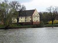 Morkovice - rybník Ovčáček a barokní sýpka