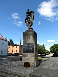 Svitavy - socha Rudoarmějce a socha Osvobození