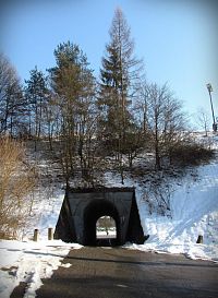 silniční tunel v tělese trati v Lutonině