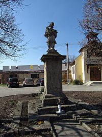 socha sv.Jana Nepomuckého na návsi