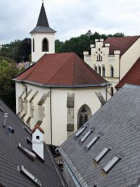 kostelík a náměstí při pohledu od zámku