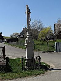 kamenný kříž v jižní části obce