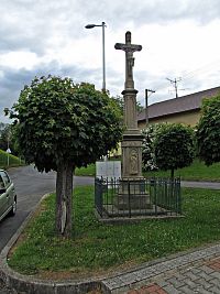 kamenný kříž před parkem
