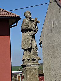 nazpět v Dřevohosticích - socha sv.Karla Boromejského