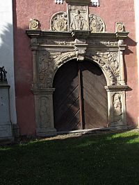 renesanční portál barokního kostelíka
