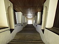 kryté schodiště ku chrámu
