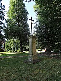 další kříž v parčíku u kostela