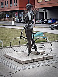 Uherské Hradiště - socha Dívky s kolem