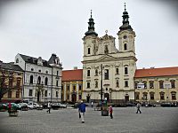 Masarykovo náměstí s chrámem sv.Františka Xaverského, vlevo s novou radnicí