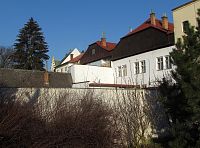 zadní strana honosných domů z Masarykova náměstí