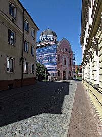 odbočující Krátká s bývalou synagogou