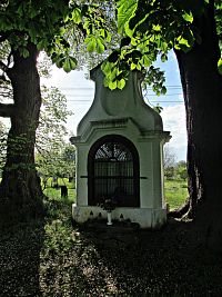 Mařatice - výklenková kaplička u hřbitova