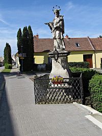 Piaristické náměstí - socha sv.Jana Nepomuckého