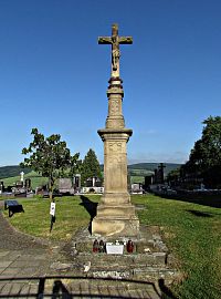 kříž na začátku hřbitova