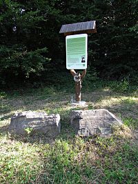Infocedule a zároveň pomník nad Valašskou Senicí u Kyčery