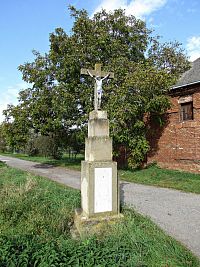 Kříž na okraji obce