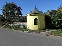 Říkovice - zahradní rondel a zámek