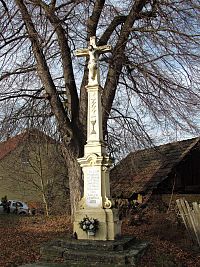 památkově chráněný kříž níž v obci