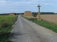 kříž před obcí