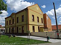 Žlutava - budova školy a památná lípa