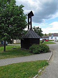 Dobrkovická zvonička a kamenný kříž