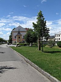 náves se zvonicí, ZŠ a dřevěnou plastikou