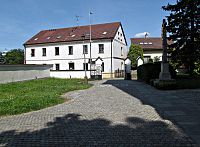 Kelčské muzeum s pamětní deskou