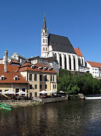 Český Krumlov - interiér kostela sv.Víta a vyhlídka za chrámem