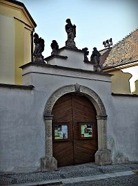 vjezd do farního dvora