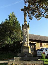 kamenný kříž v obci