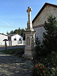 kříž u křižovatky