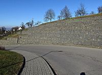 zpevňující stěna z lomového kamene